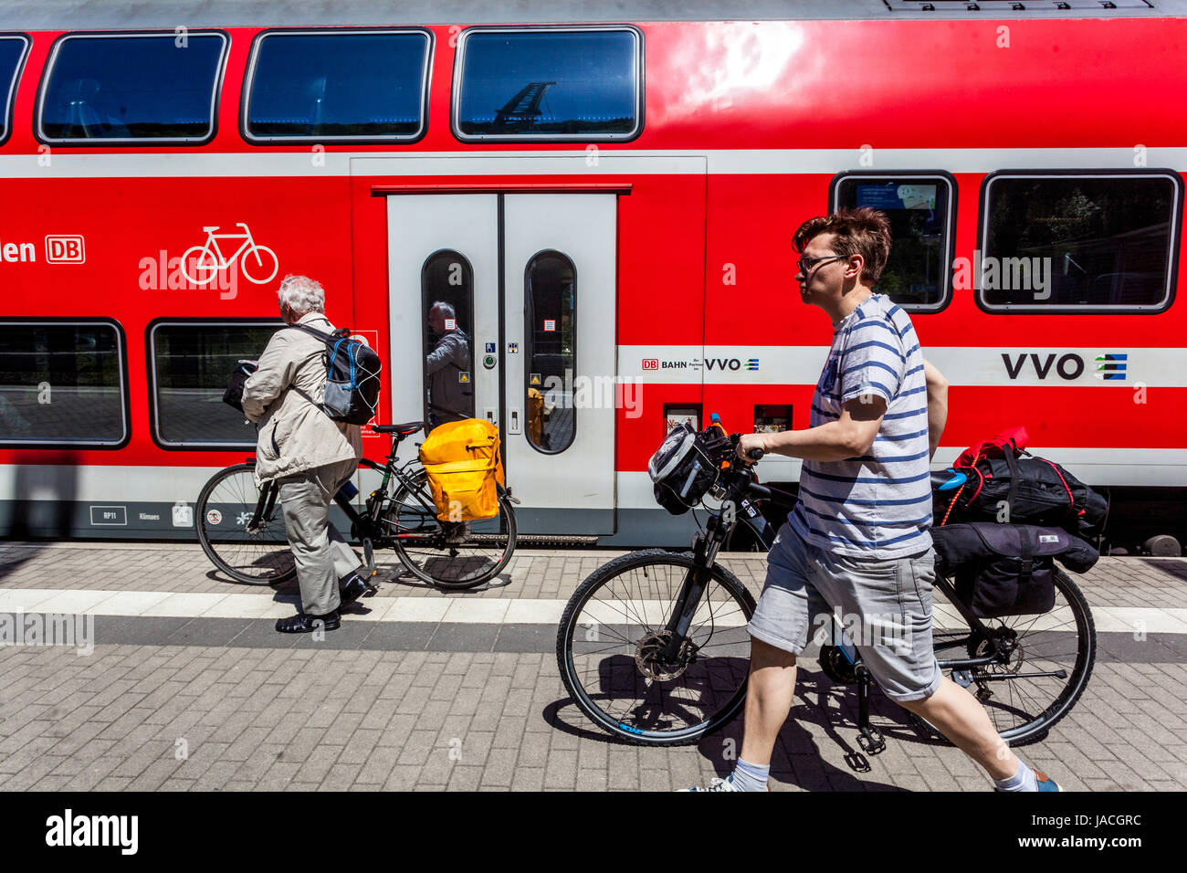 DB treno regionale, ciclisti con bicicletta su piattaforma, stazione ferroviaria Bad Schandauau, Sassonia Svizzera, Germania, Europa Foto Stock