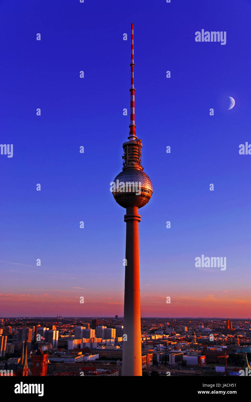 La torre della televisione di Berlino Mitte al tramonto Foto Stock