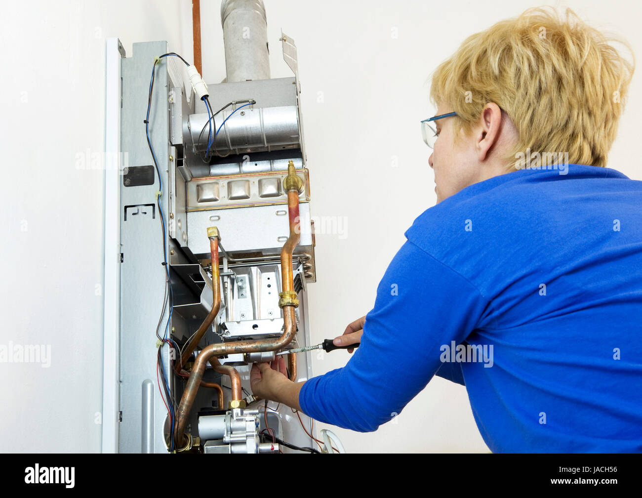Plumber installando un nuovo gas riscaldamento a parete Foto Stock