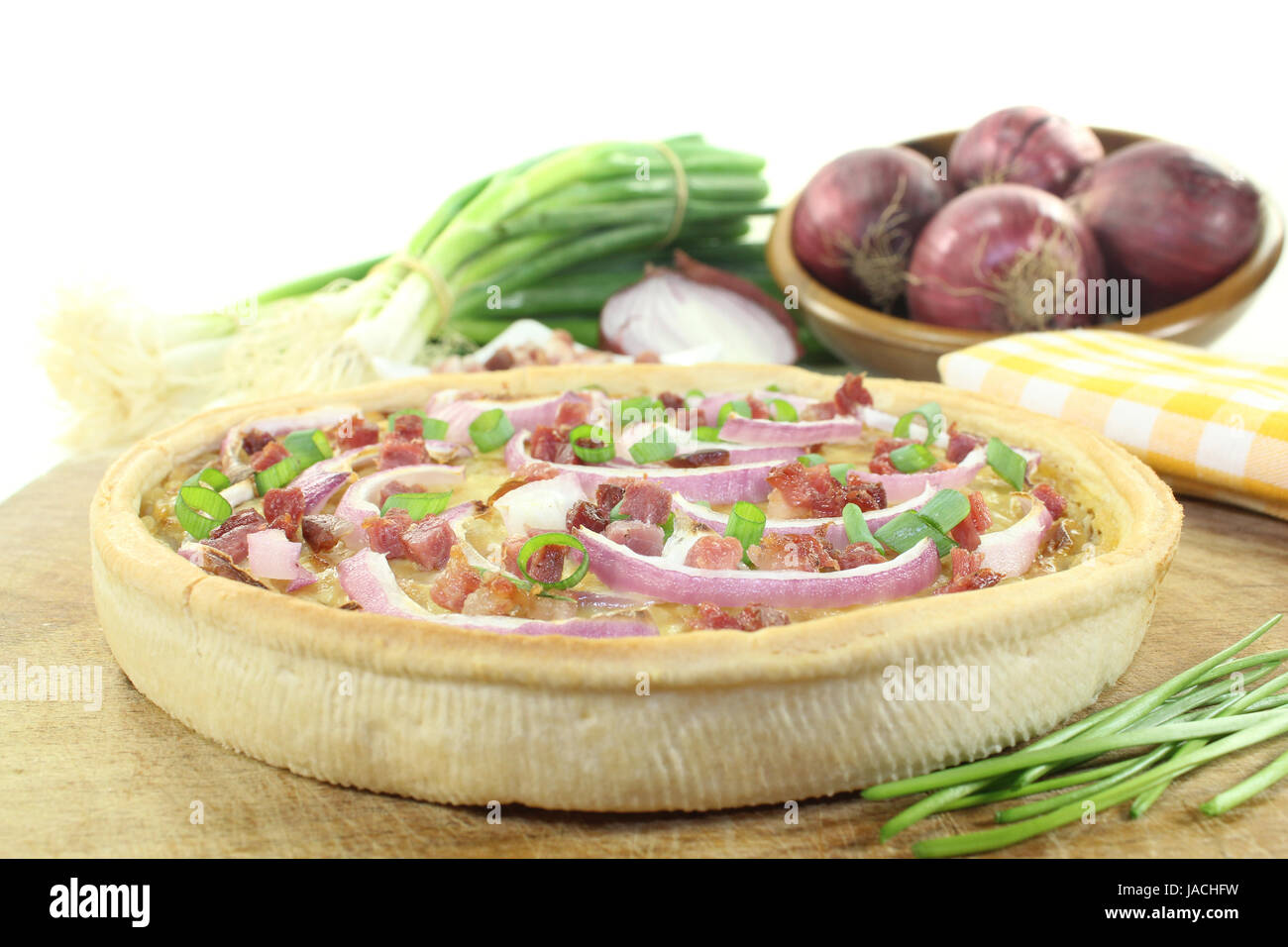 Frischer Zwiebelkuchen mit Lauch und Schinkenspeck vor hellem Hintergrund Foto Stock