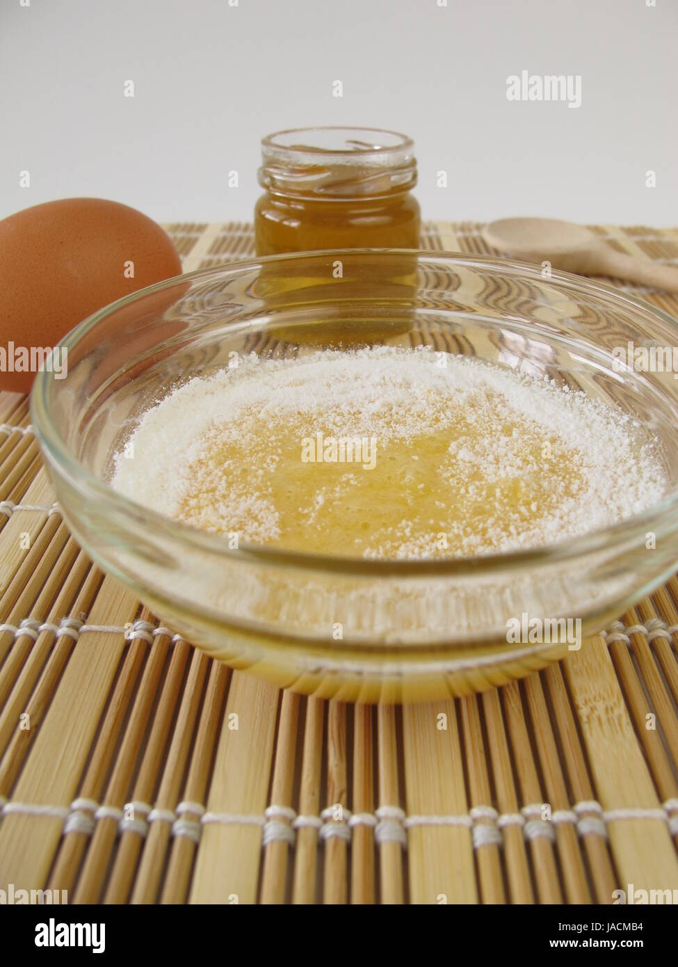 Maschera per il viso per la pelle secca con miele,tuorlo d'uovo e il latte  in polvere Foto stock - Alamy