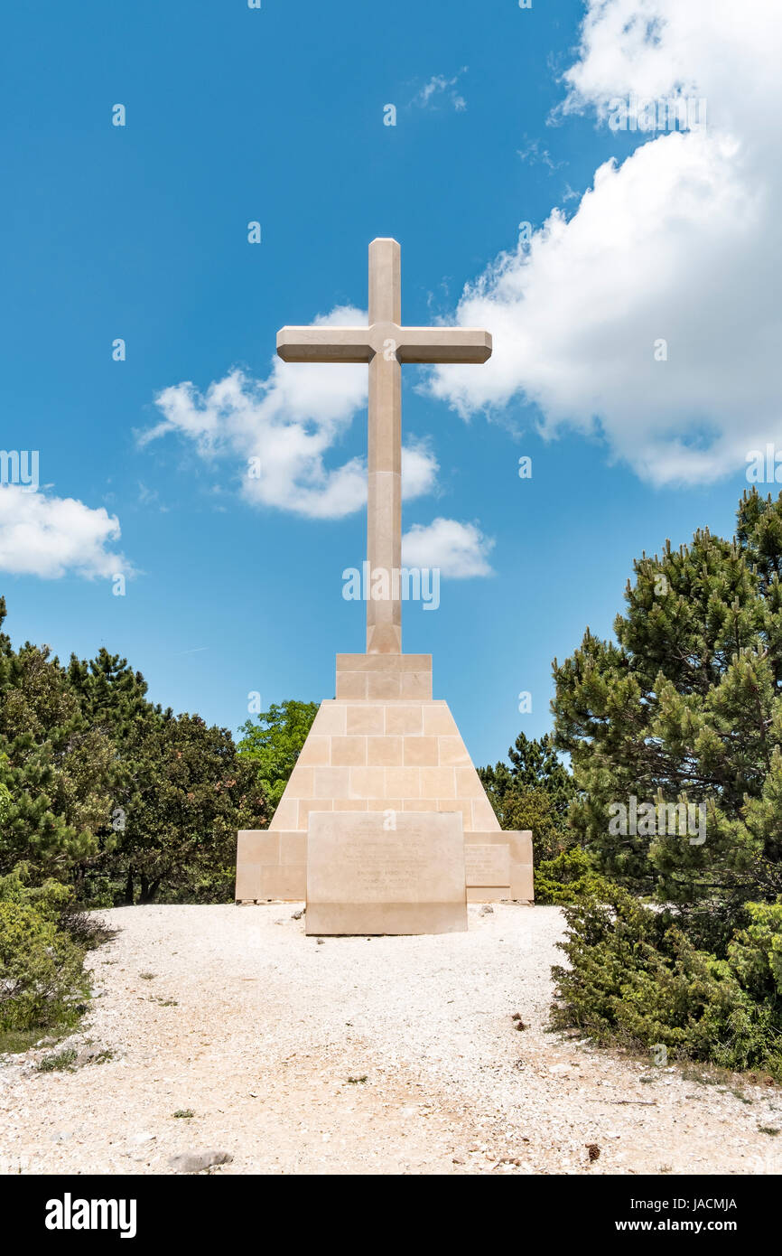 Monumento a croce sul monte Vidova Gora Viewpoint, il punto più alto delle montagne della Dalmazia. Vidova Gora è uno dei top attra turistica Foto Stock