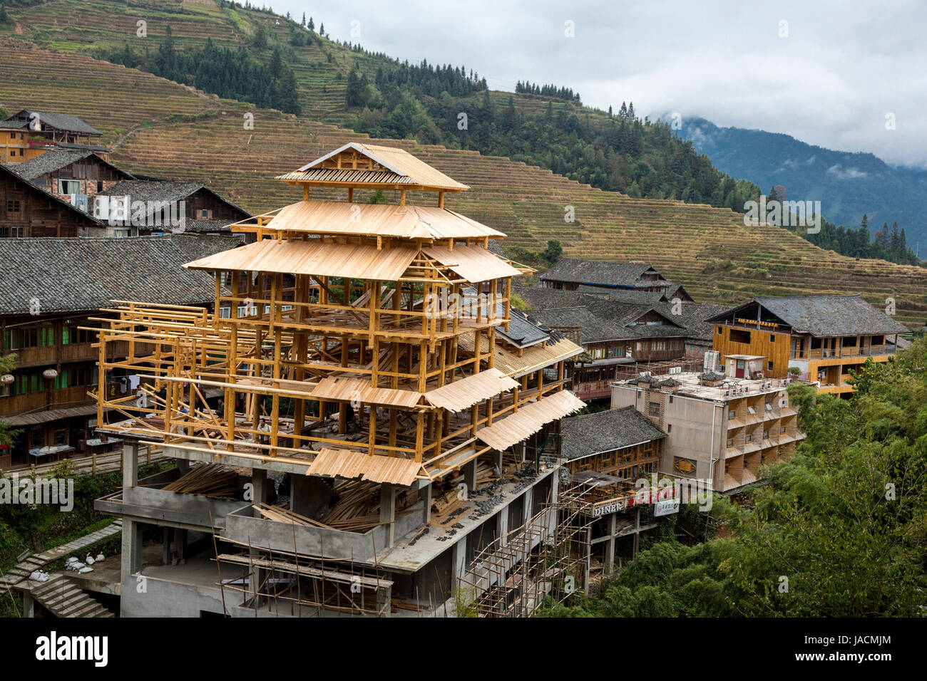 Longji, Cina. Edificio in costruzione. Terrazze di riso in background. Foto Stock