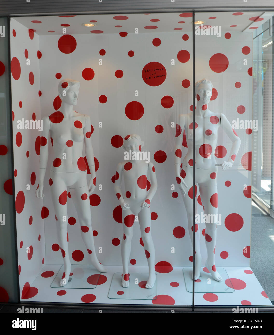 YAYOI KUSAMA - la scultura "ots ossessione' sul display in "l'eternità di eterna eternità' mostra tenutasi a Matsumoto City Museum of Art di Matsumoto, Prefettura di Nagano, Giappone - 28 lug 2012. Photo credit: George mento/IconicPix Foto Stock