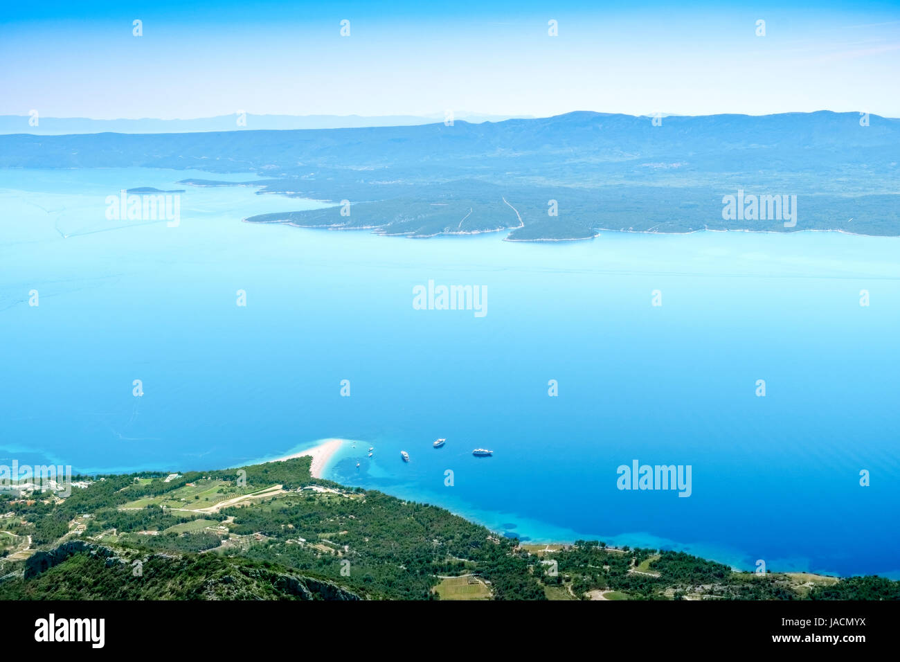 Vista del Golden Horn beach landmark da Vidova Gora viewpoint sulla isola di Brac, Croazia. Lo sfondo mostra l'isola di Hvar e altre isole Foto Stock