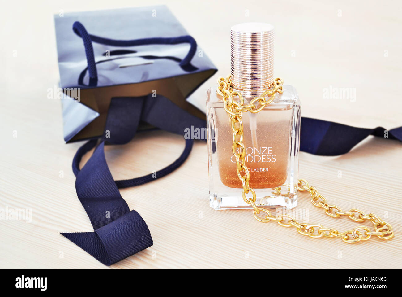 Still Life fotografia di Estee Lauder Cosmetics con oro collana catena Foto Stock