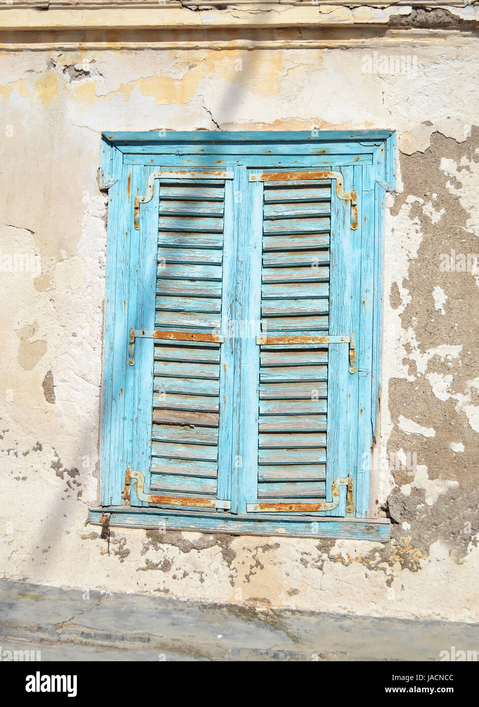 Vecchio blu nella finestra di legno con ruggine - Hydra Island Grecia Foto Stock