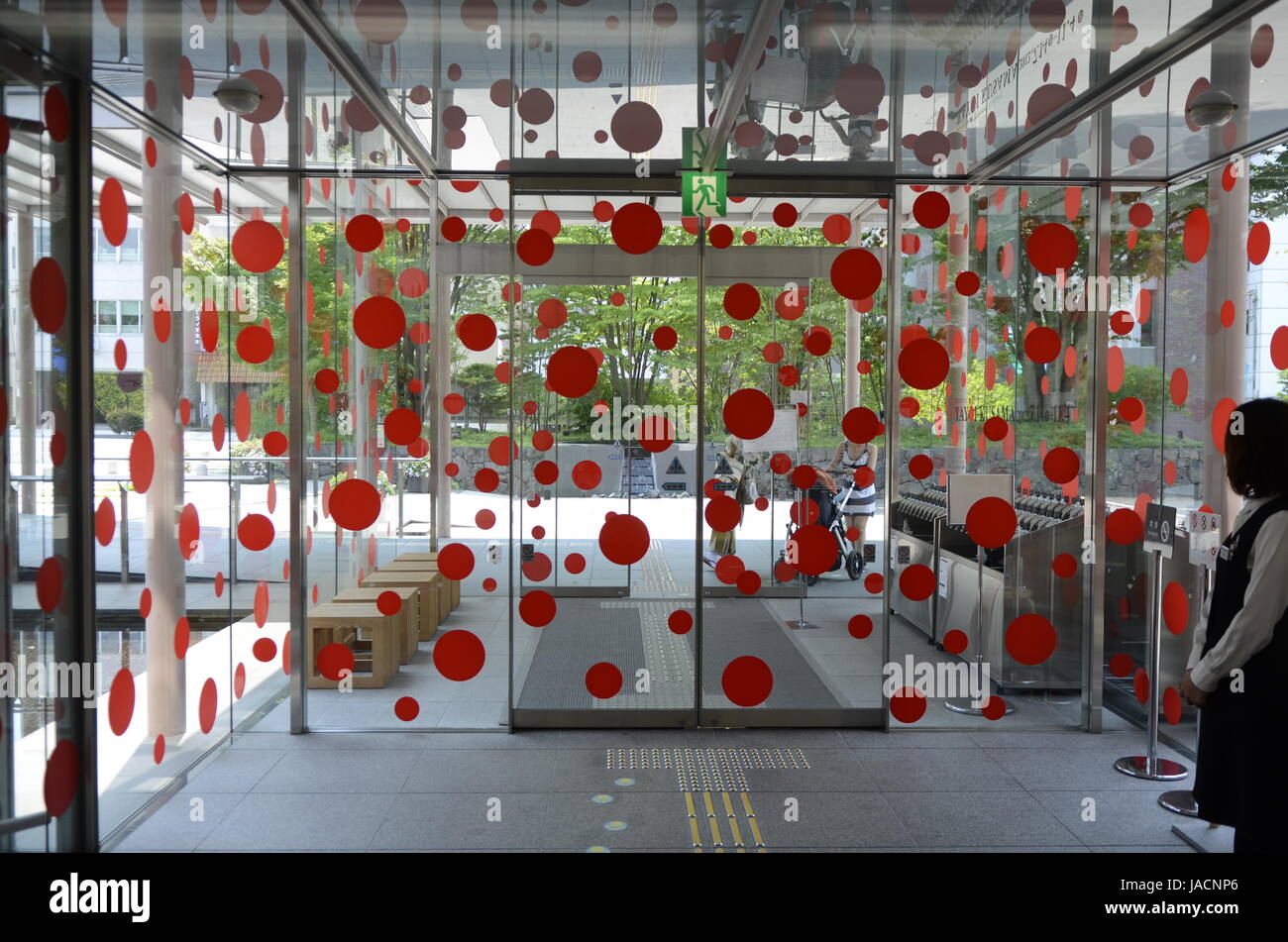 YAYOI KUSAMA - l'entrata dell'Matsumoto City Museum di arte dove "l'eternità di eterna eternità' fieristico si è svolta dal Lug - Nov 2012 a Matsumoto, Prefettura di Nagano, Giappone - 28 lug 2012. Photo credit: George mento/IconicPix Foto Stock