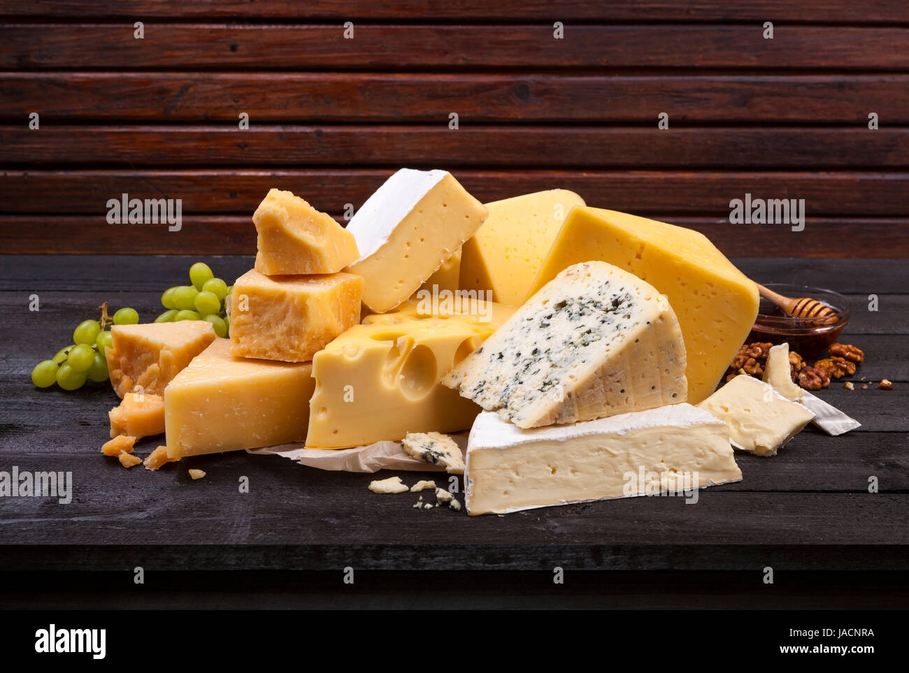 Il formaggio su tavoli in legno nero. Foto Stock