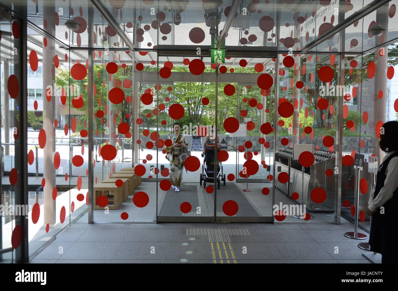 YAYOI KUSAMA - l'entrata dell'Matsumoto City Museum di arte dove "l'eternità di eterna eternità' fieristico si è svolta dal Lug - Nov 2012 a Matsumoto, Prefettura di Nagano, Giappone - 28 lug 2012. Photo credit: George mento/IconicPix Foto Stock