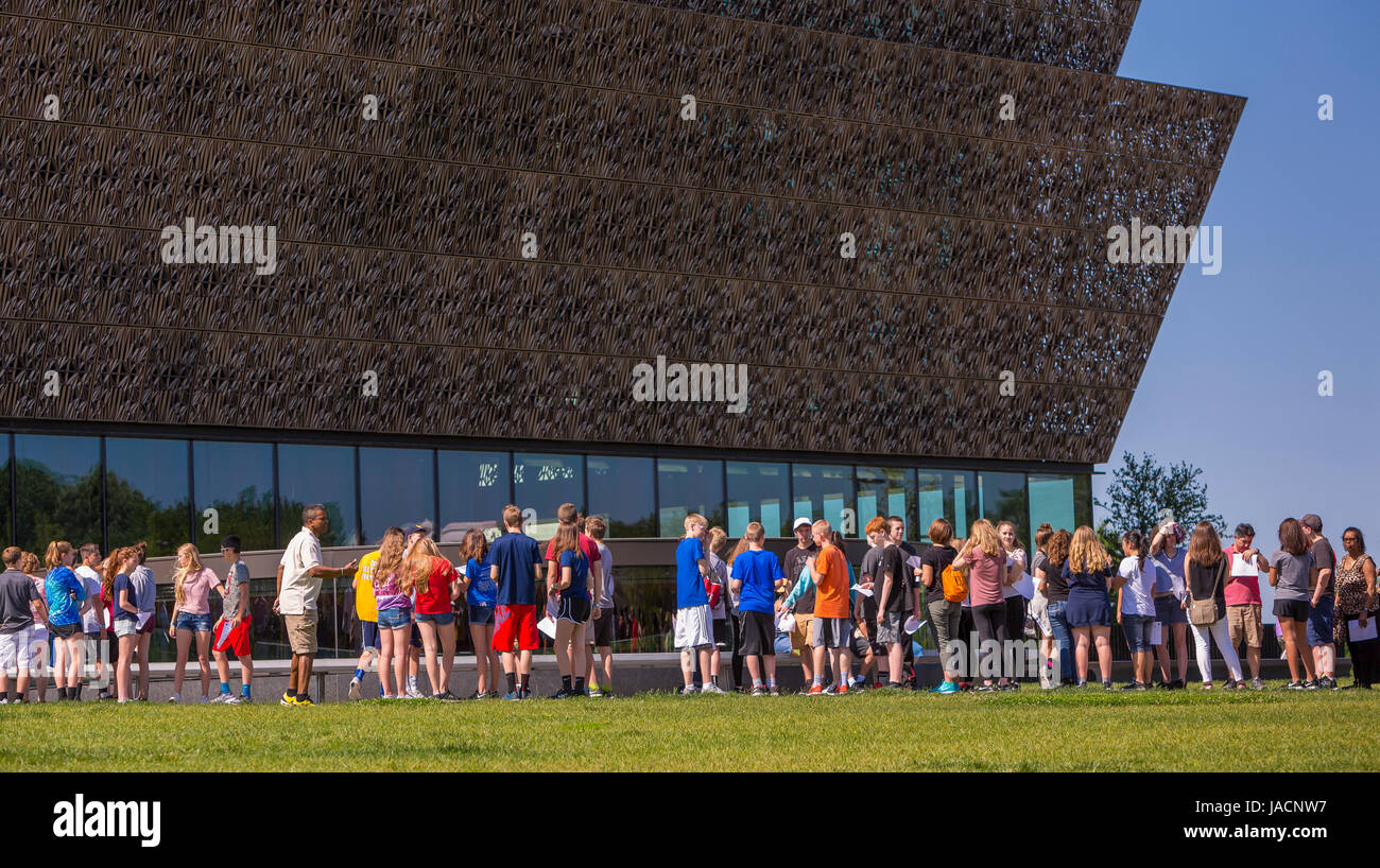 WASHINGTON, DC, Stati Uniti d'America - Smithsonian National Museum of African American Storia e cultura e i visitatori in attesa in linea. Foto Stock