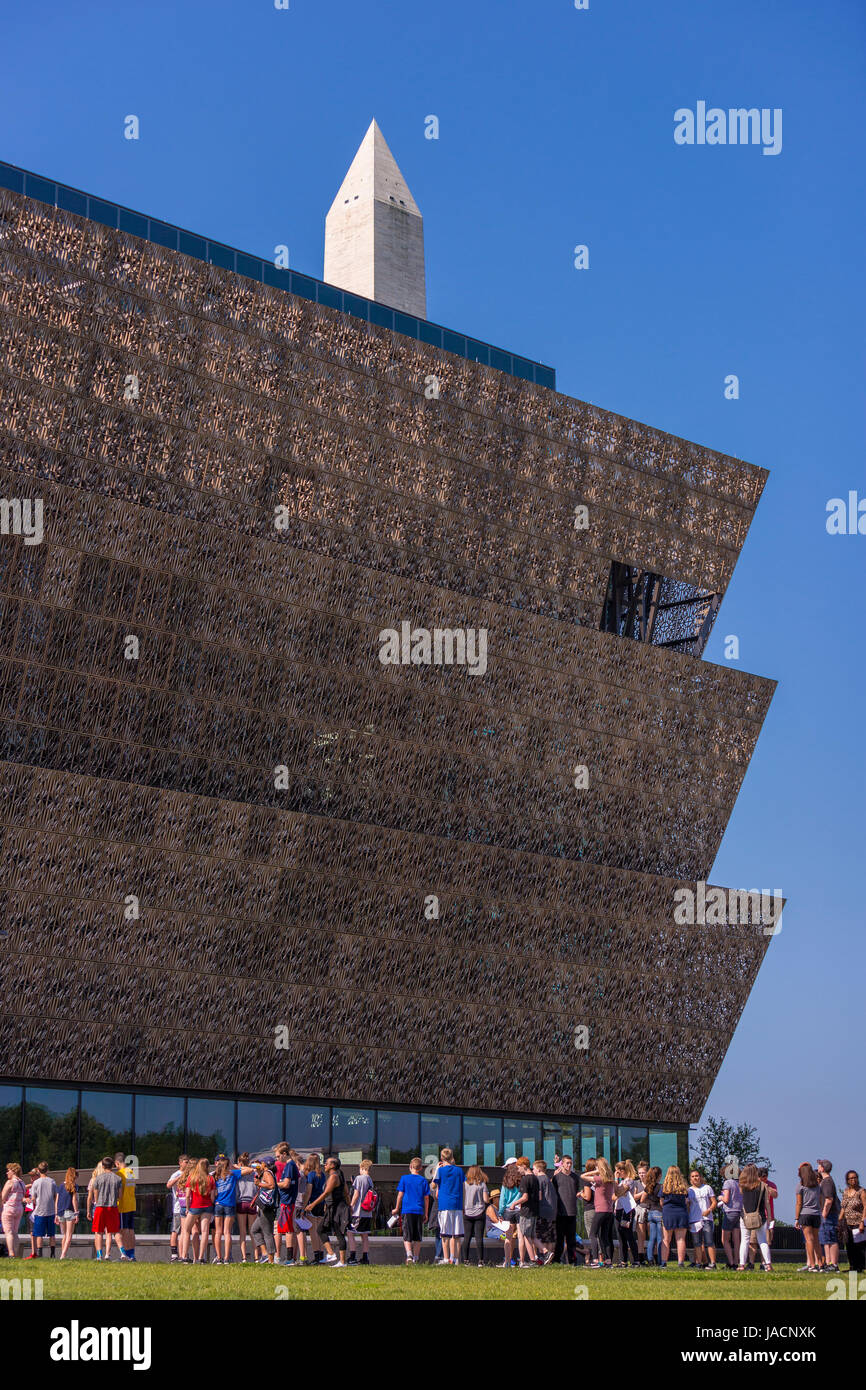 WASHINGTON, DC, Stati Uniti d'America - Smithsonian National Museum of African American Storia e cultura e i visitatori in attesa in linea. Foto Stock