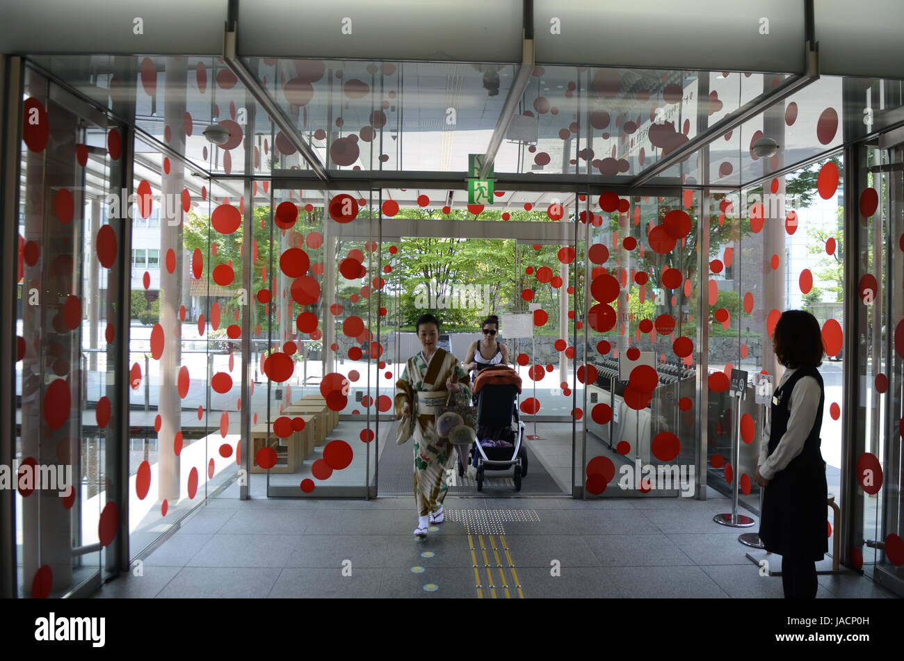 YAYOI KUSAMA - l'entrata dell'Matsumoto City Museum di arte dove "l'eternità di eterna eternità' fieristico si è svolta dal Lug - Nov 2012 a Matsumoto, Prefettura di Nagano, Giappone - 28 lug 2012. Photo credit: George mento/IconicPix Foto Stock