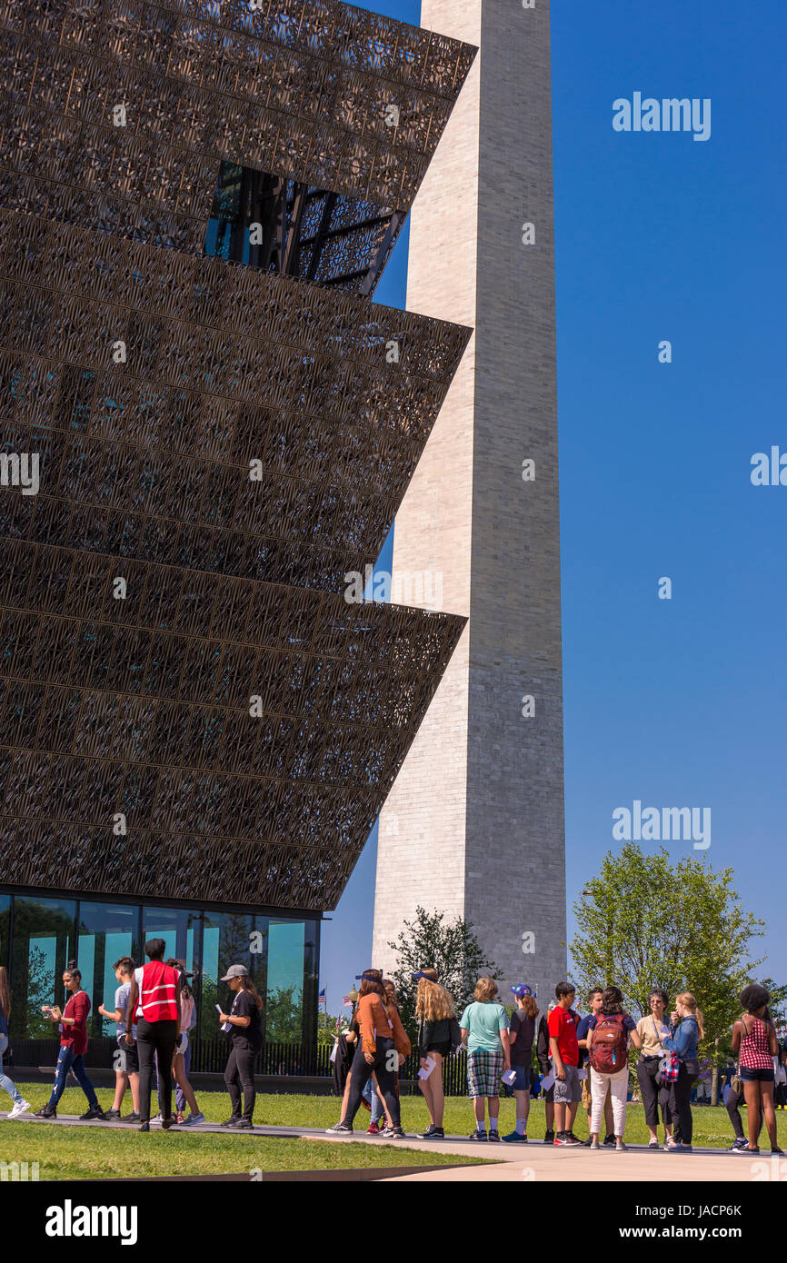 WASHINGTON, DC, Stati Uniti d'America - Smithsonian National Museum of African American Storia e cultura e i visitatori in attesa in linea. Foto Stock