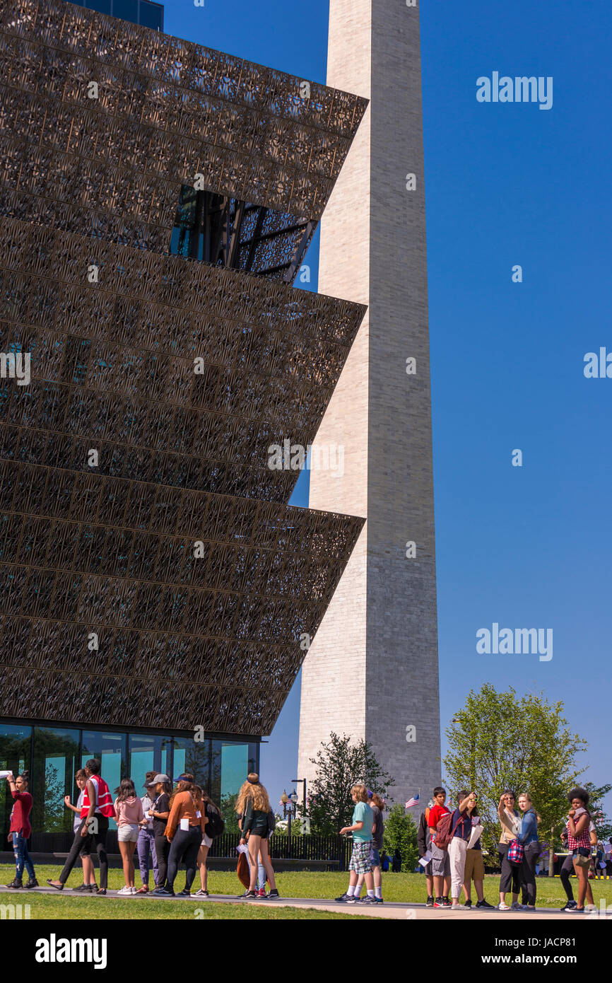 WASHINGTON, DC, Stati Uniti d'America - Smithsonian National Museum of African American Storia e cultura e i visitatori in attesa in linea. Foto Stock