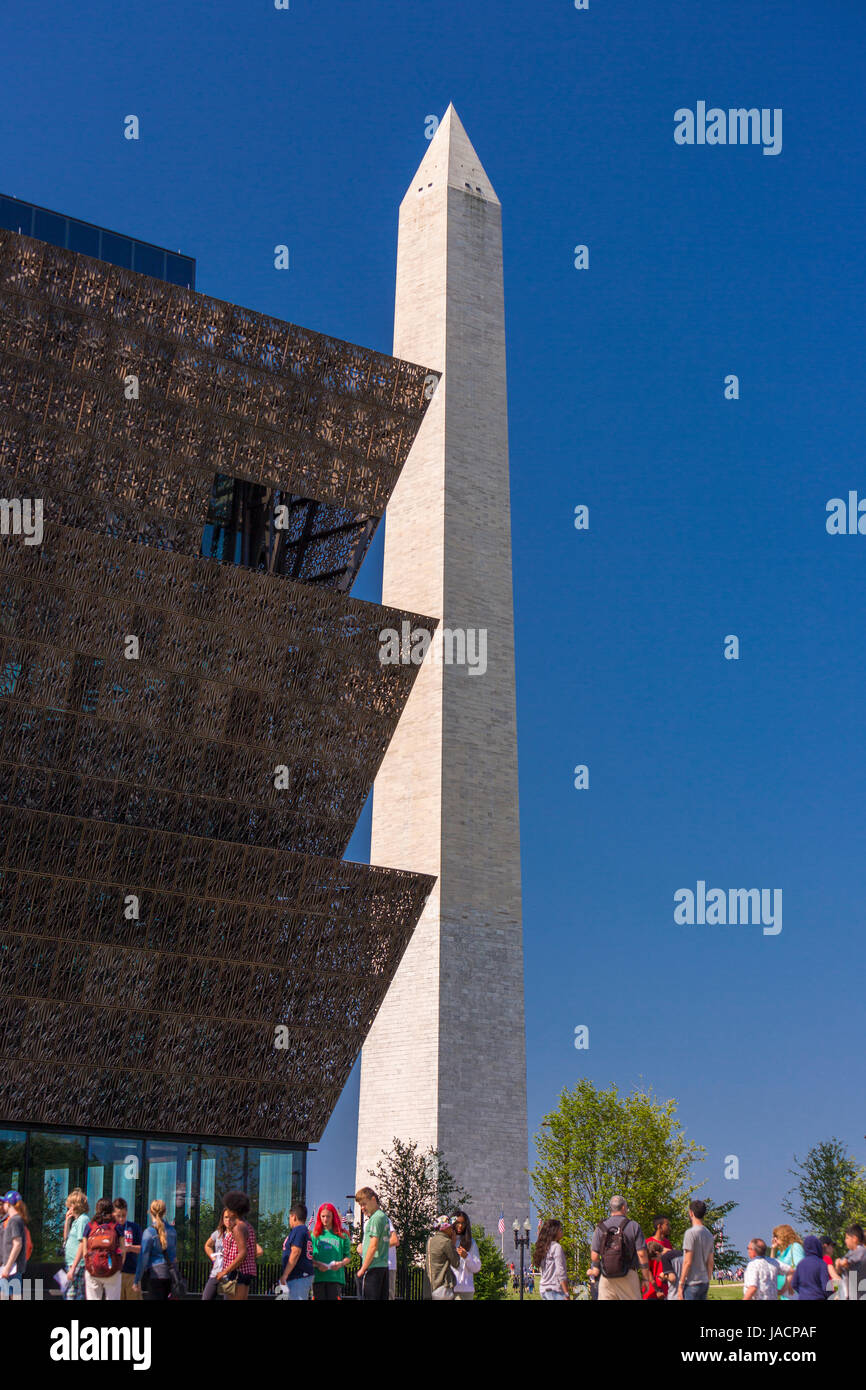 WASHINGTON, DC, Stati Uniti d'America - Smithsonian National Museum of African American Storia e cultura e i visitatori in attesa in linea. Foto Stock