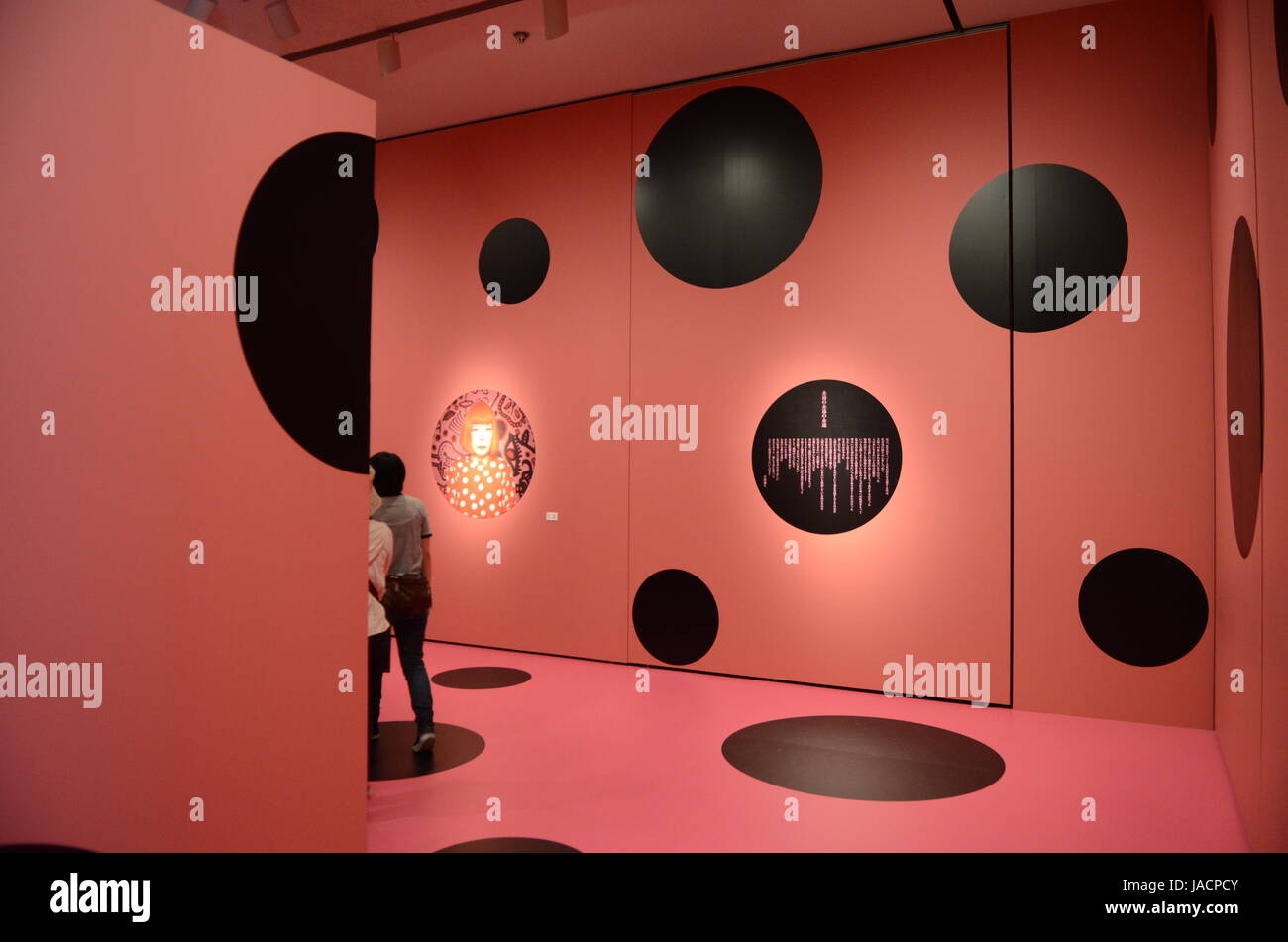YAYOI KUSAMA - Ingresso al livello 1 della mostra "l'eternità di eternità eterna" tenutasi presso il Matsumoto City Museum di Arte da Jul-Nov 2012 a Matsumoto, Prefettura di Nagano, Giappone - 28 lug 2012. Photo credit: George mento/IconicPix Foto Stock