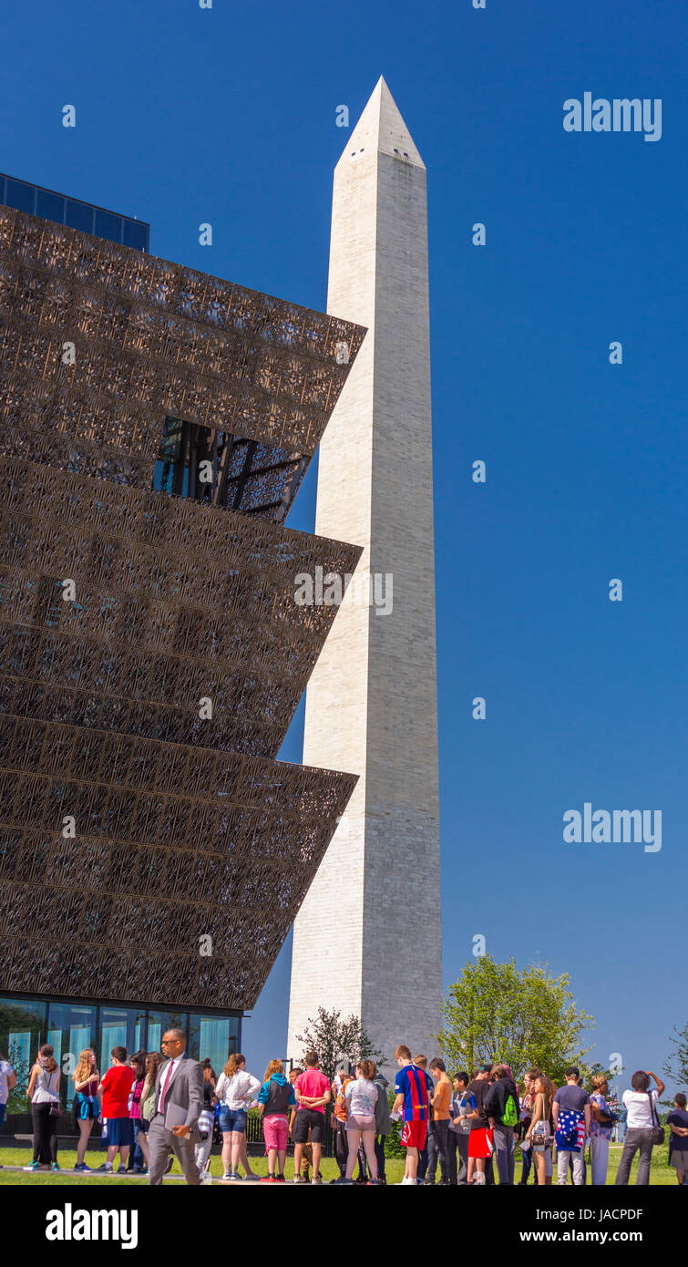 WASHINGTON, DC, Stati Uniti d'America - Smithsonian National Museum of African American Storia e cultura e i visitatori in attesa in linea. Foto Stock