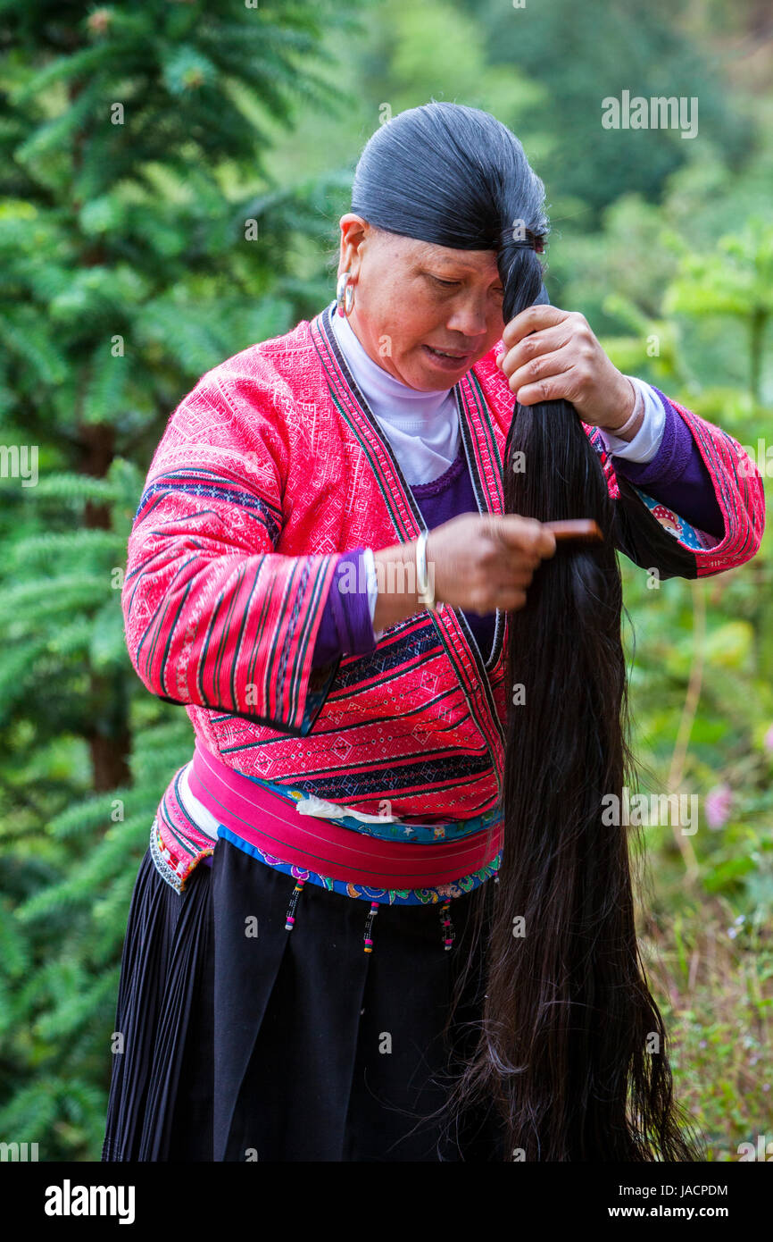 Longji, Cina. Donna di Yao minoranza etnica che mostra i suoi capelli lunghi. Foto Stock