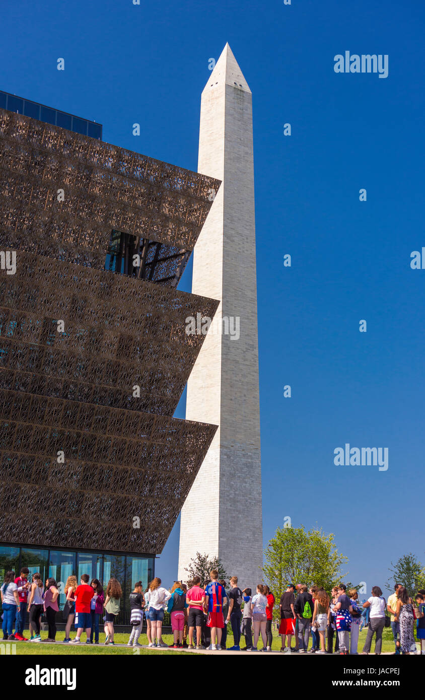 WASHINGTON, DC, Stati Uniti d'America - Smithsonian National Museum of African American Storia e cultura e i visitatori in attesa in linea. Foto Stock