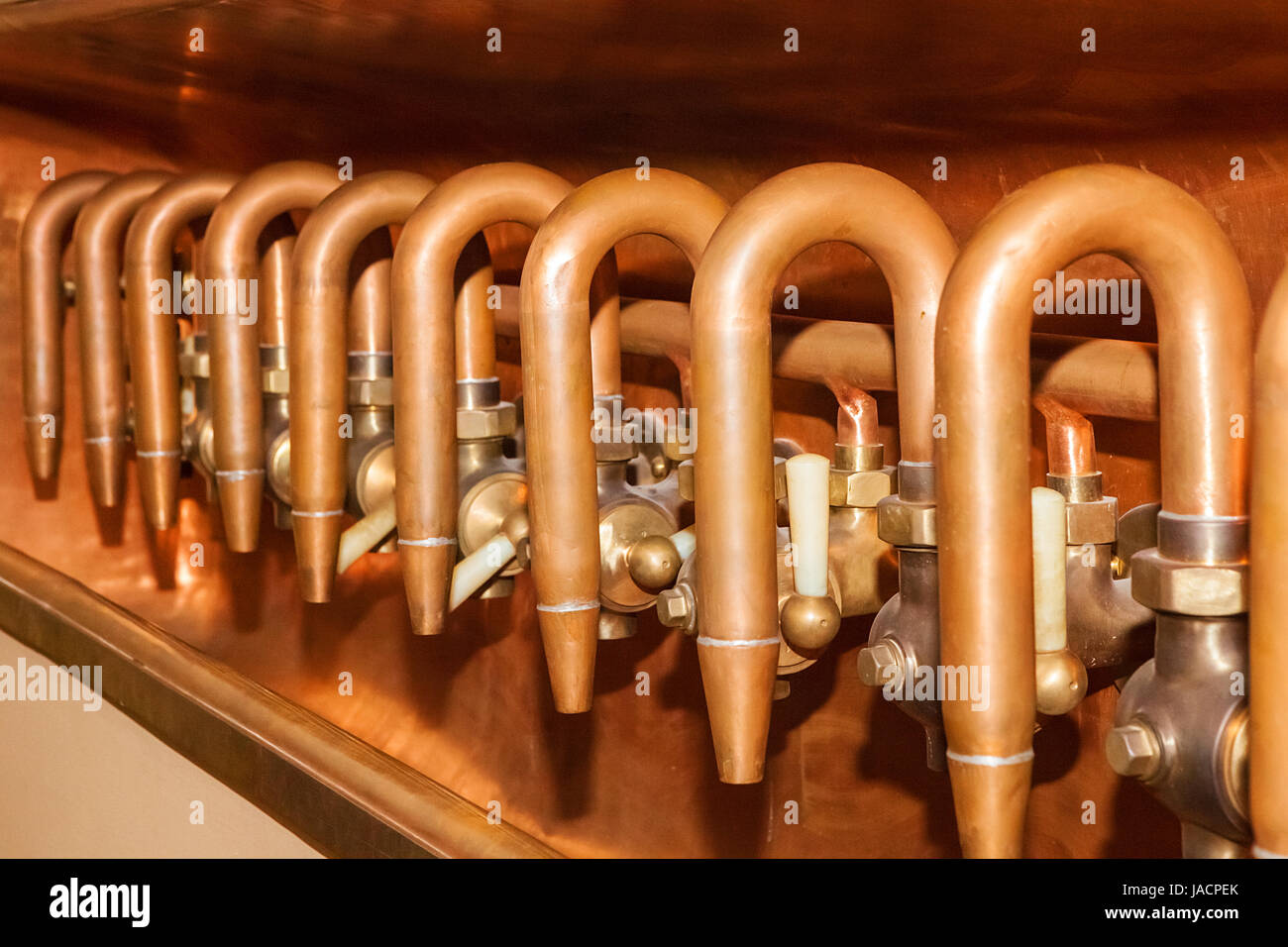 Dettagli di rubinetti di rame su una vecchia fabbrica di birra Foto Stock
