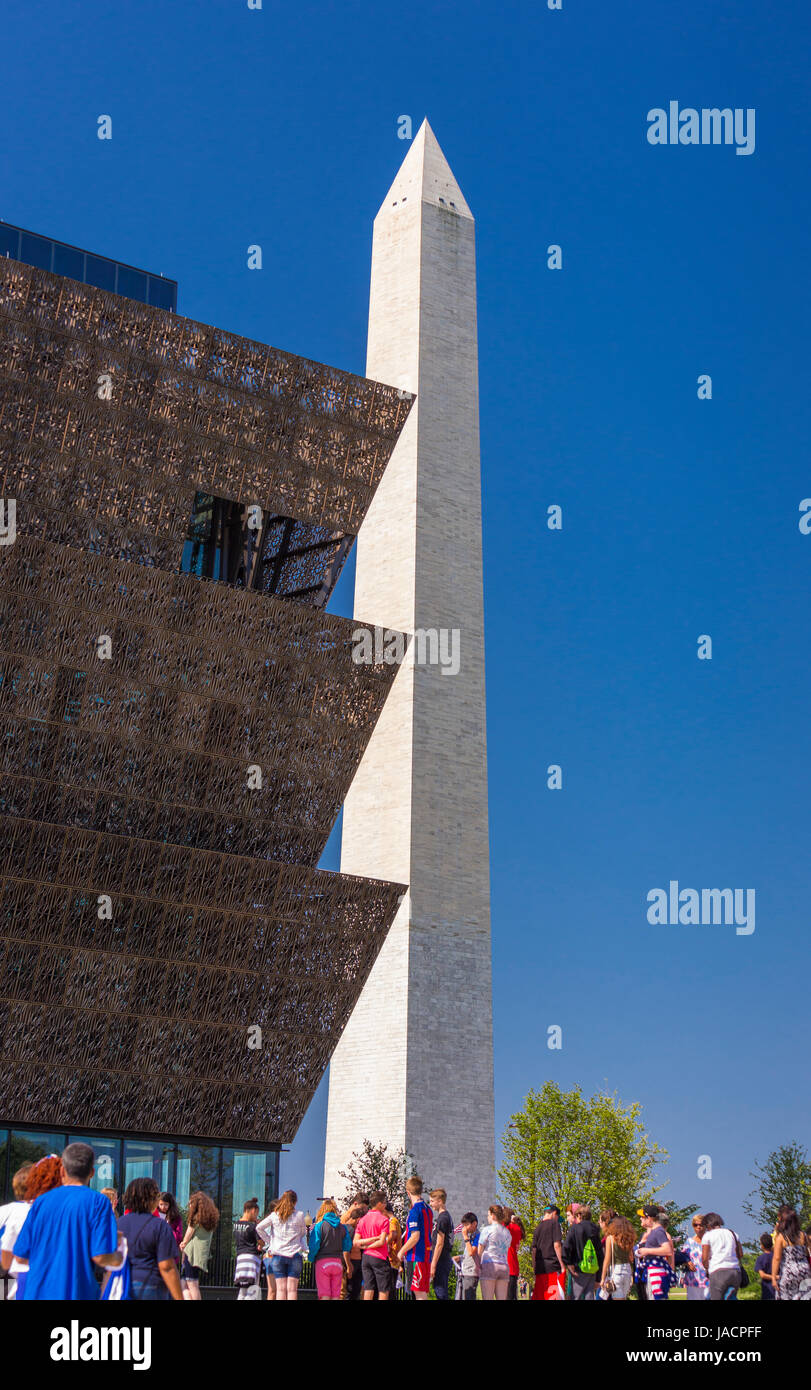 WASHINGTON, DC, Stati Uniti d'America - Smithsonian National Museum of African American Storia e cultura e i visitatori in attesa in linea. Foto Stock