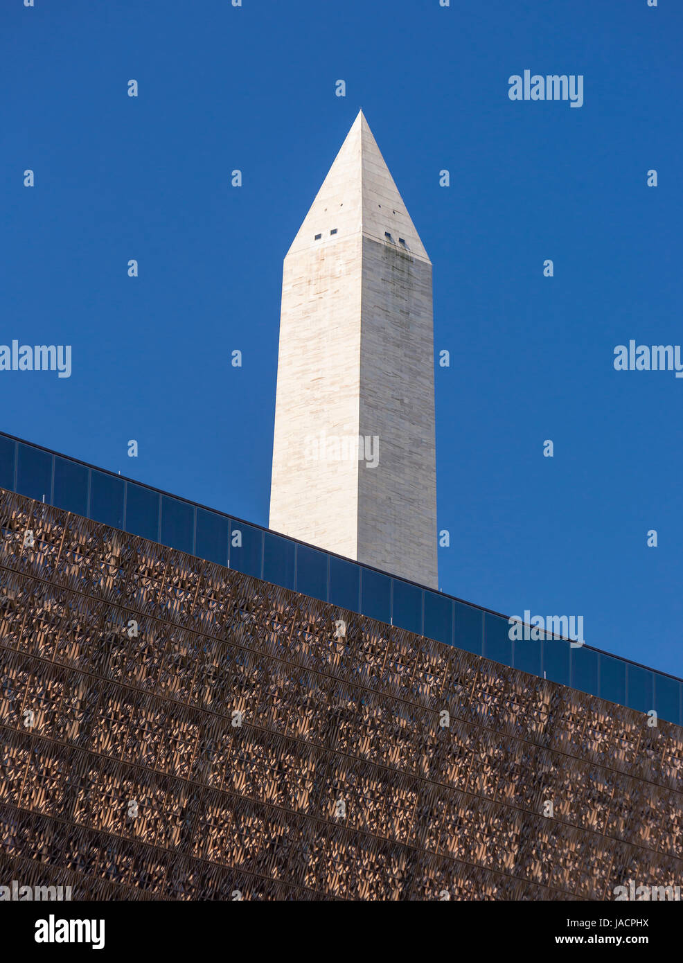 WASHINGTON, DC, Stati Uniti d'America - Smithsonian National Museum of African American Storia e cultura e il Monumento a Washington, sopra. Foto Stock