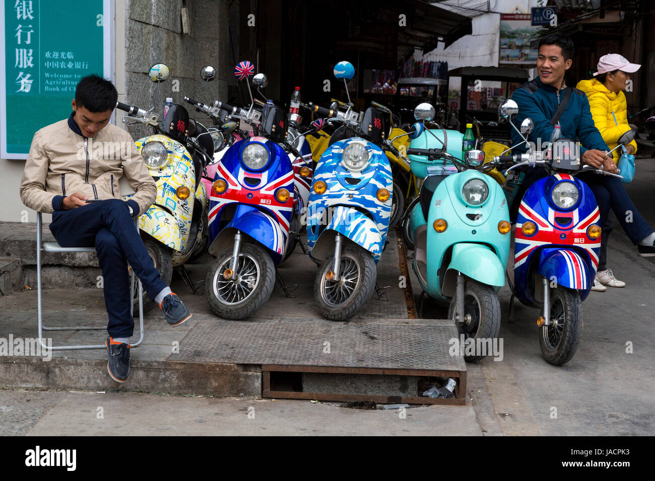 Yangshuo, Cina. Moto parcheggiata. Foto Stock