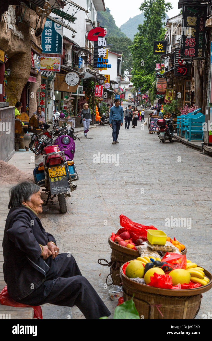 Yangshuo, Cina. Scena di strada con frutta fornitore. Foto Stock