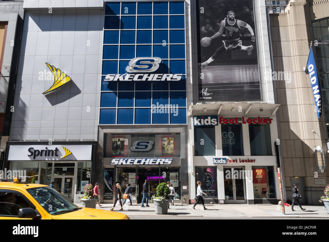 Skechers e vetrine di Sprint su West 34th Street, New York, Stati Uniti d'America Foto Stock
