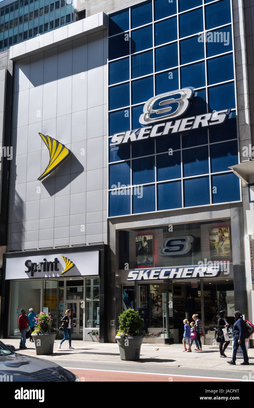 Skechers e vetrine di Sprint su West 34th Street, New York, Stati Uniti d'America Foto Stock