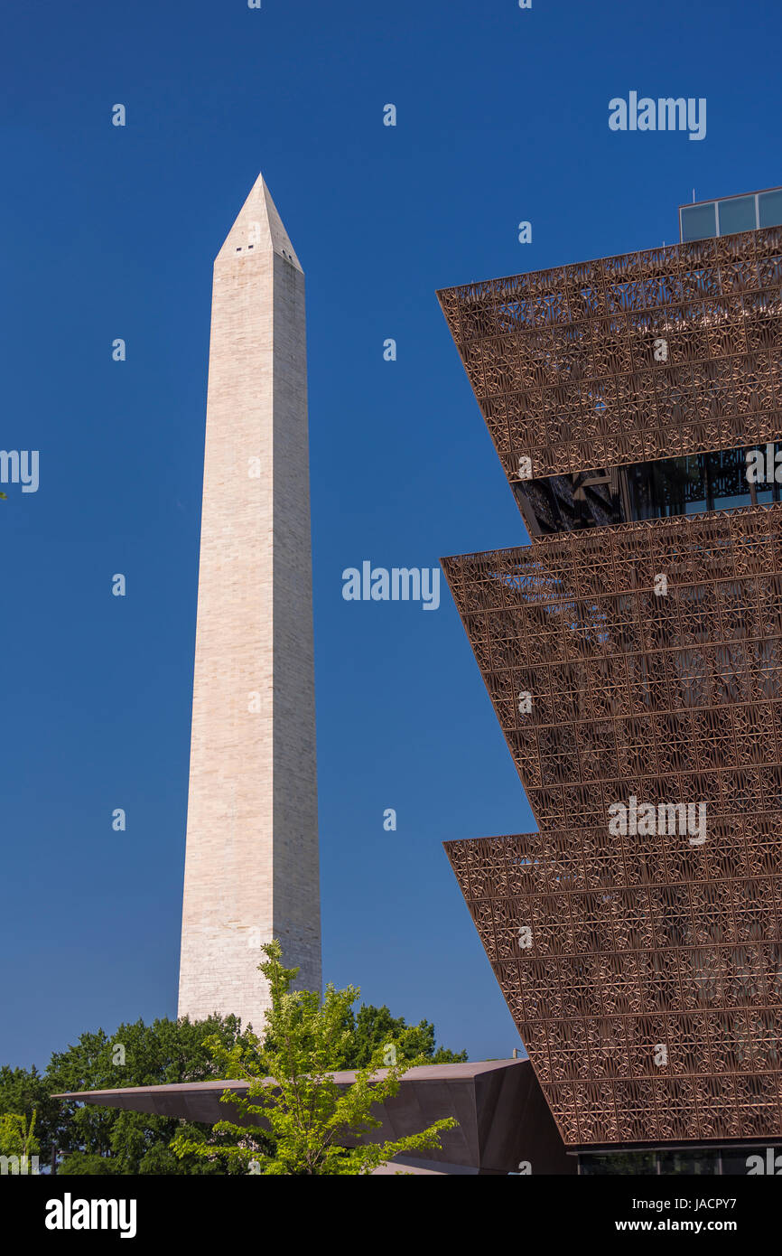WASHINGTON, DC, Stati Uniti d'America - Smithsonian National Museum of African American Storia e cultura e il Monumento di Washington, a sinistra. Foto Stock