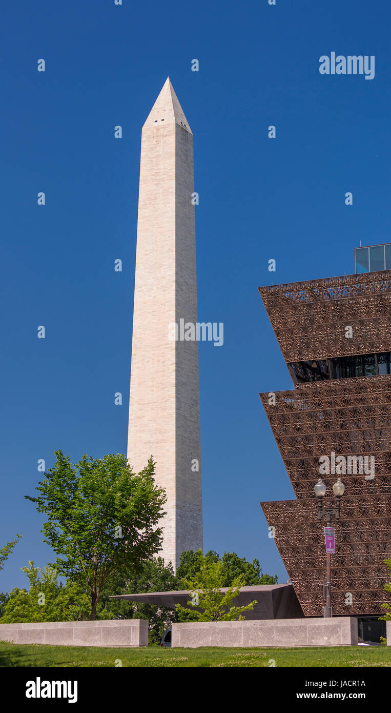 WASHINGTON, DC, Stati Uniti d'America - Smithsonian National Museum of African American Storia e cultura e il Monumento di Washington, a sinistra. Foto Stock