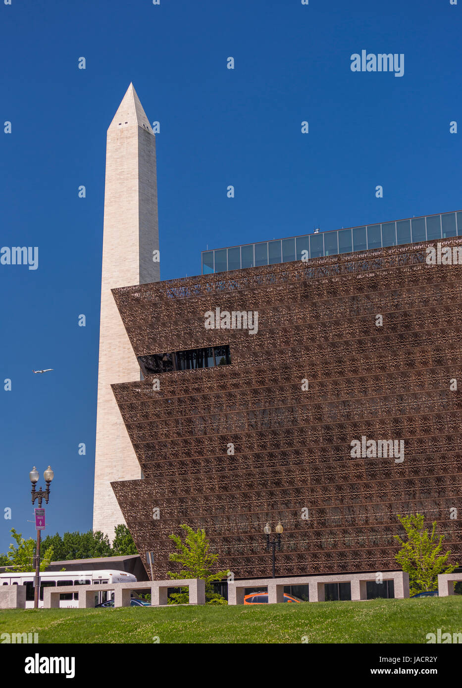 WASHINGTON, DC, Stati Uniti d'America - Smithsonian National Museum of African American Storia e cultura e il Monumento di Washington, a sinistra. Foto Stock