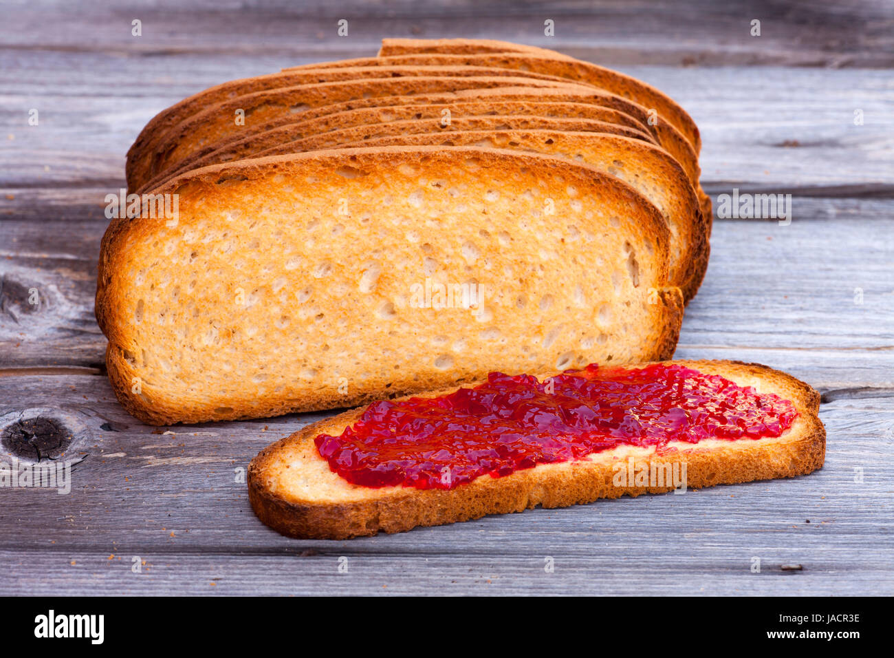 Griglia di dolore - Französisches Toastbrot mit Gelee auf einem Holztisch Foto Stock