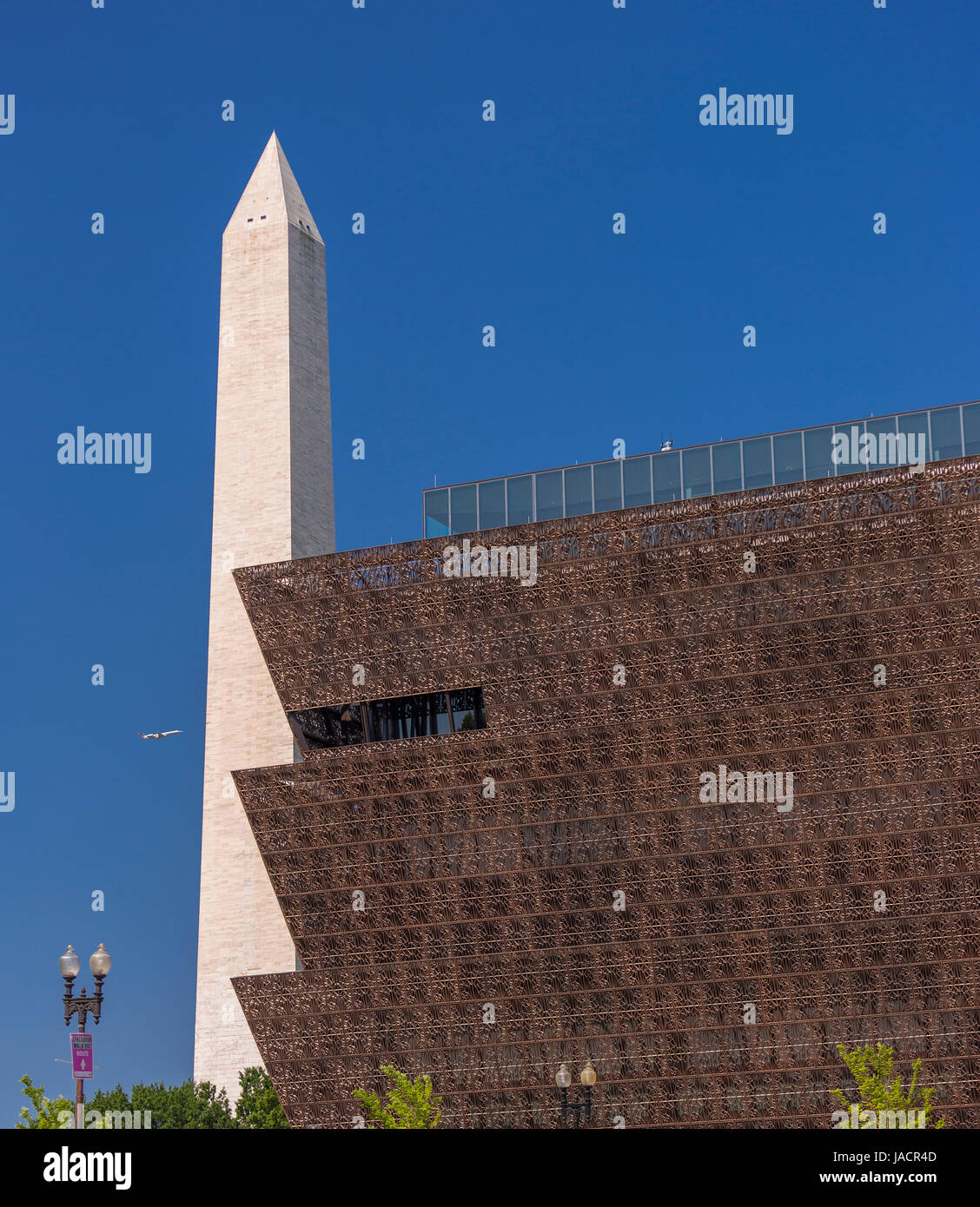 WASHINGTON, DC, Stati Uniti d'America - Smithsonian National Museum of African American Storia e cultura e il Monumento di Washington, a sinistra. Foto Stock