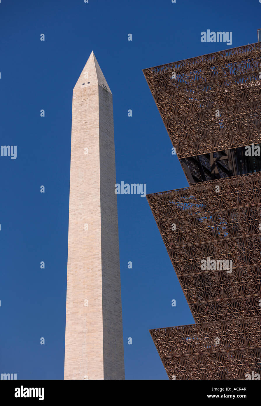 WASHINGTON, DC, Stati Uniti d'America - Smithsonian National Museum of African American Storia e cultura e il Monumento di Washington, a sinistra. Foto Stock