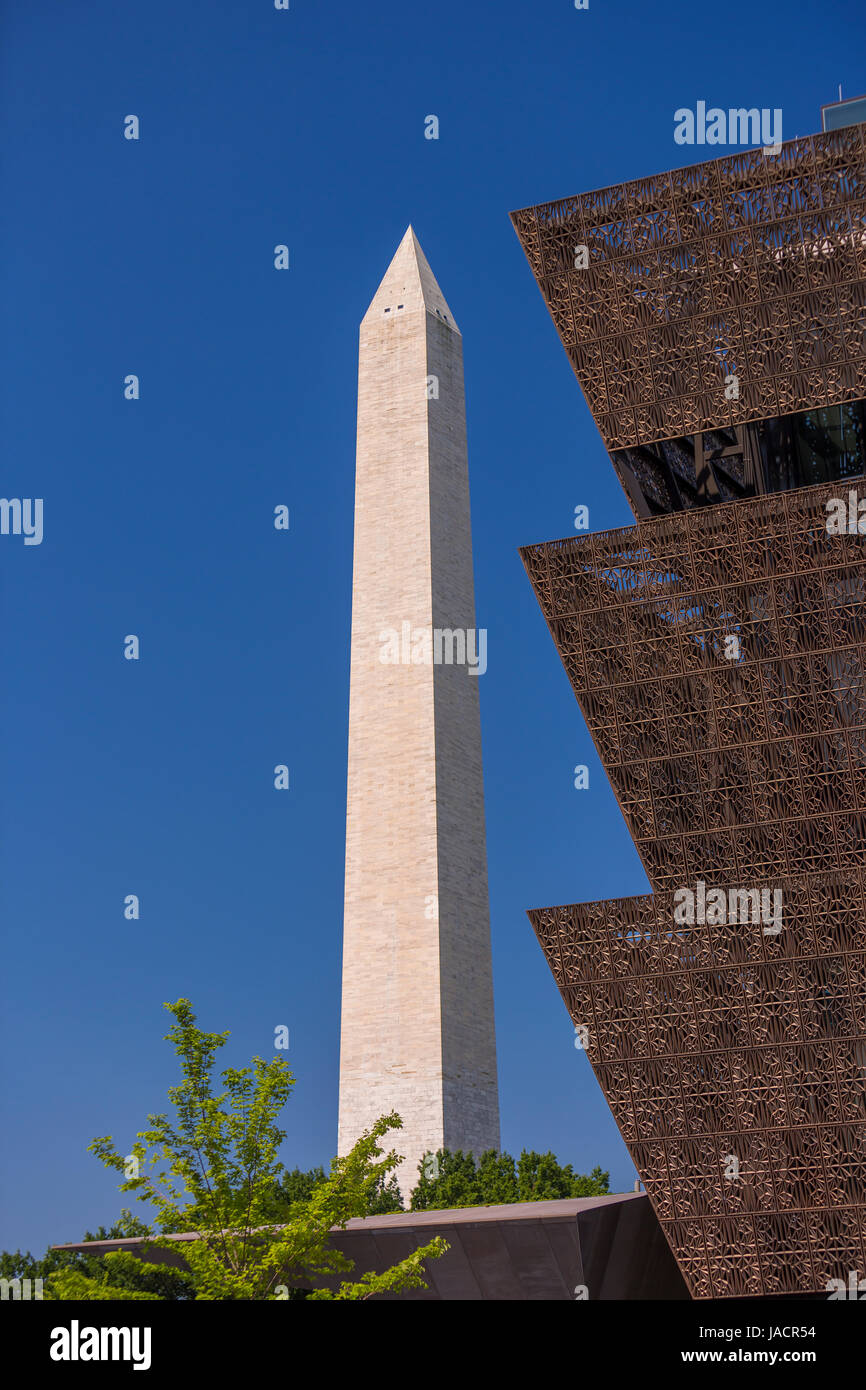 WASHINGTON, DC, Stati Uniti d'America - Smithsonian National Museum of African American Storia e cultura e il Monumento di Washington, a sinistra. Foto Stock