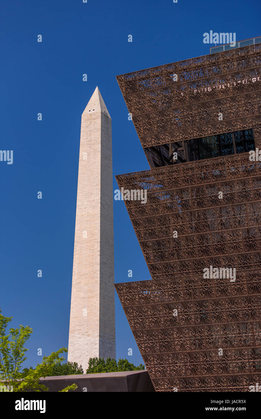 WASHINGTON, DC, Stati Uniti d'America - Smithsonian National Museum of African American Storia e cultura e il Monumento di Washington, a sinistra. Foto Stock