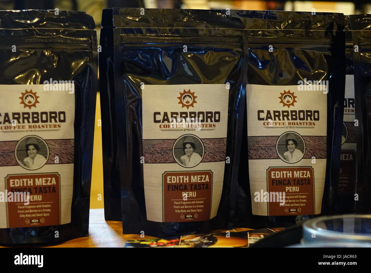 Carrboro i chicchi di caffè in sacchetti per la vendita Foto Stock