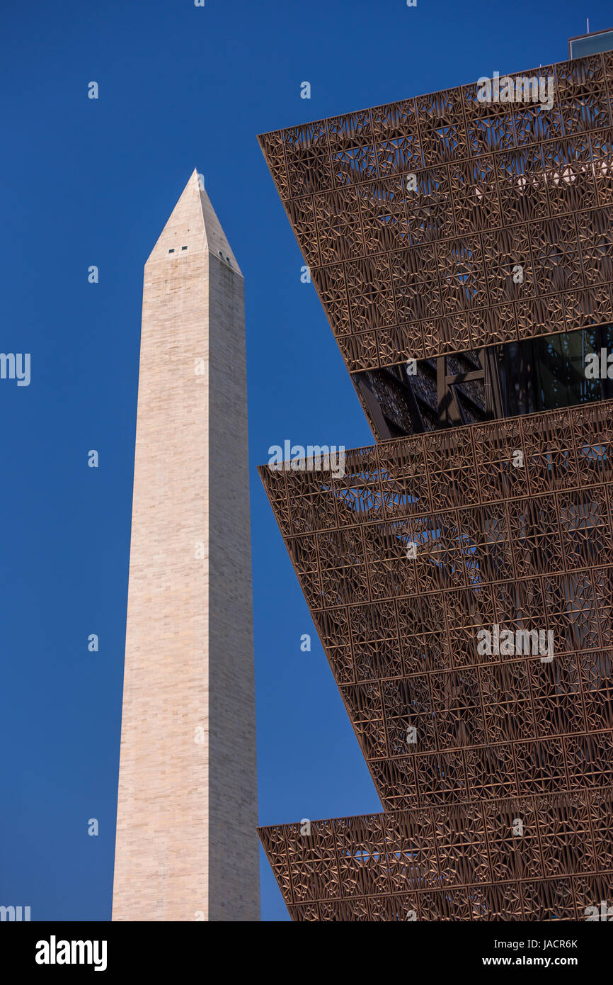 WASHINGTON, DC, Stati Uniti d'America - Smithsonian National Museum of African American Storia e cultura e il Monumento di Washington, a sinistra. Foto Stock