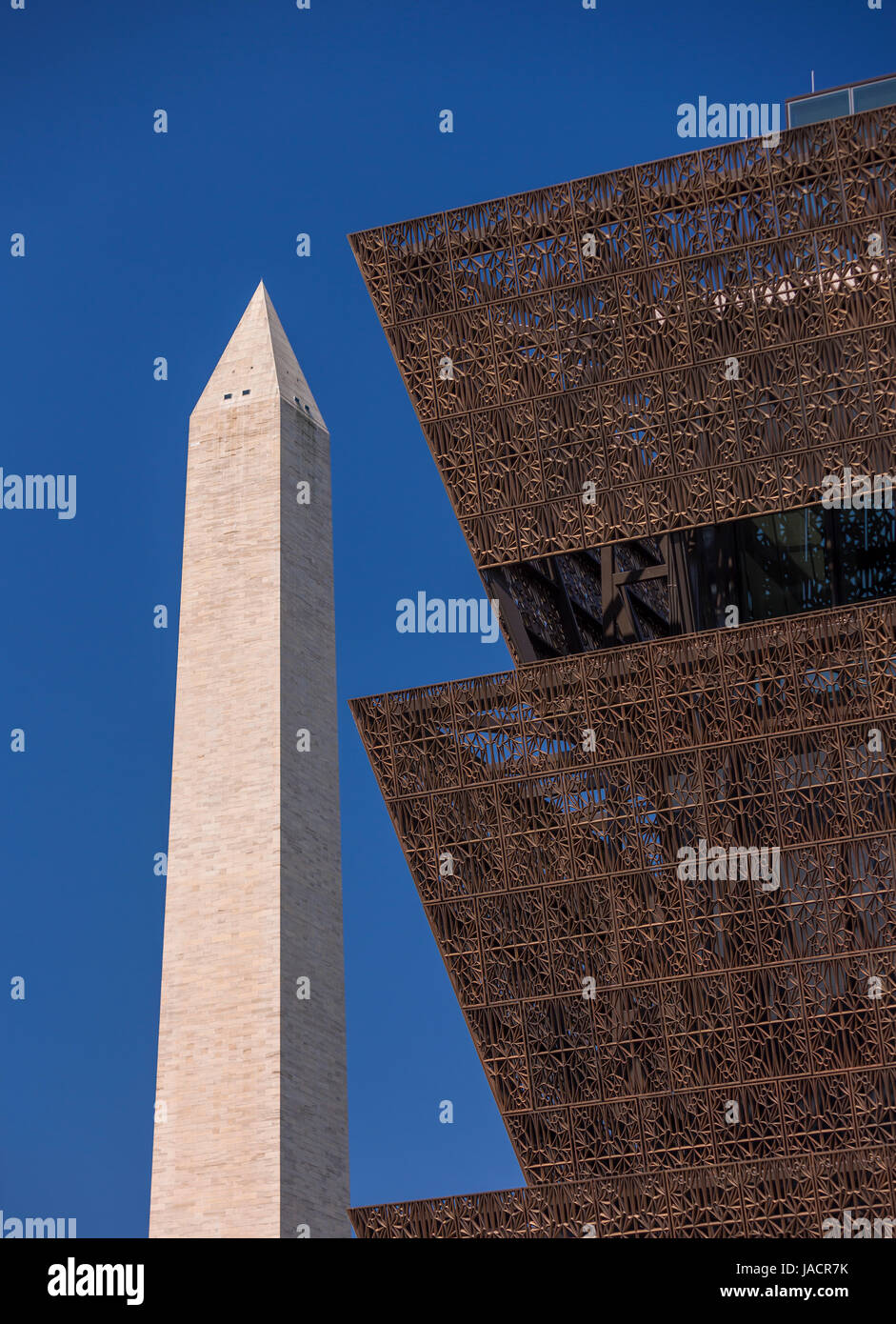 WASHINGTON, DC, Stati Uniti d'America - Smithsonian National Museum of African American Storia e cultura e il Monumento di Washington, a sinistra. Foto Stock