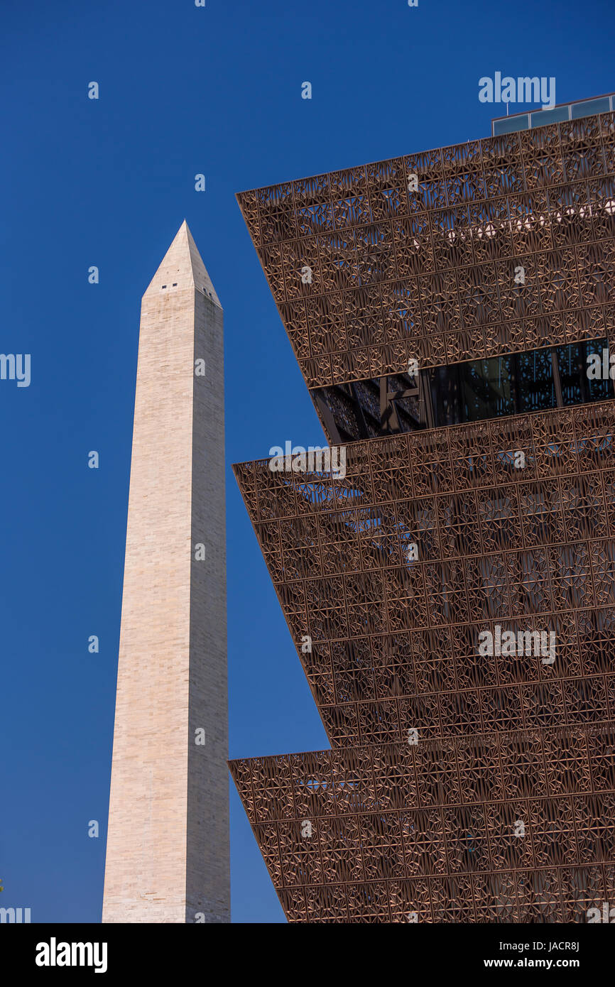 WASHINGTON, DC, Stati Uniti d'America - Smithsonian National Museum of African American Storia e cultura e il Monumento di Washington, a sinistra. Foto Stock