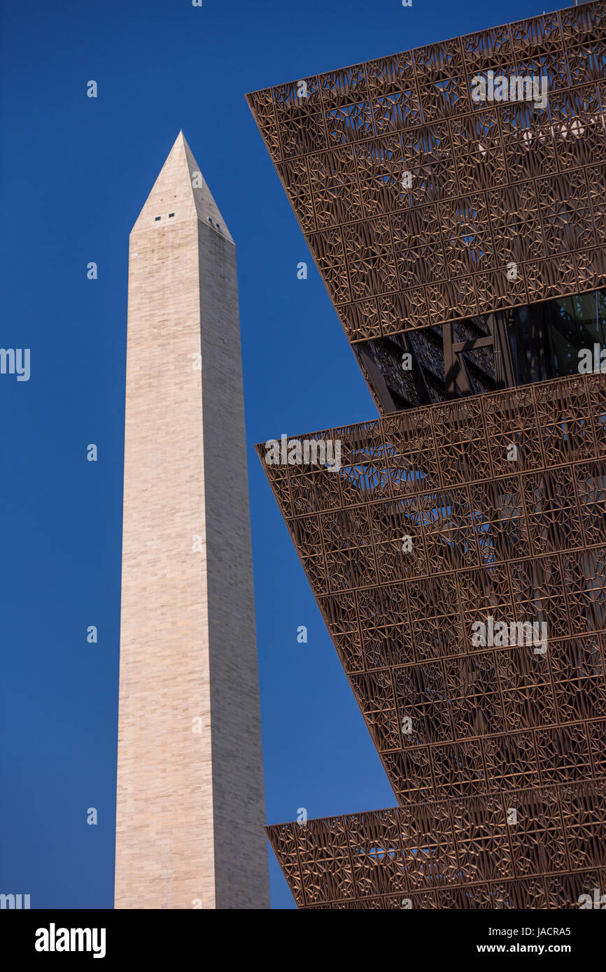 WASHINGTON, DC, Stati Uniti d'America - Smithsonian National Museum of African American Storia e cultura e il Monumento di Washington, a sinistra. Foto Stock