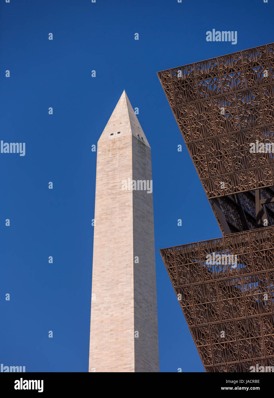 WASHINGTON, DC, Stati Uniti d'America - Smithsonian National Museum of African American Storia e cultura e il Monumento di Washington, a sinistra. Foto Stock