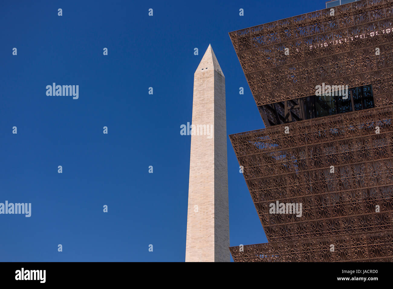WASHINGTON, DC, Stati Uniti d'America - Smithsonian National Museum of African American Storia e cultura e il Monumento di Washington, a sinistra. Foto Stock