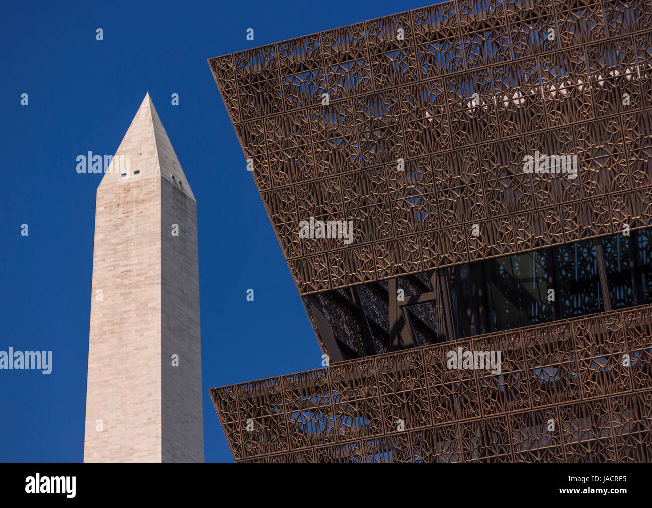WASHINGTON, DC, Stati Uniti d'America - Smithsonian National Museum of African American Storia e cultura e il Monumento di Washington, a sinistra. Foto Stock