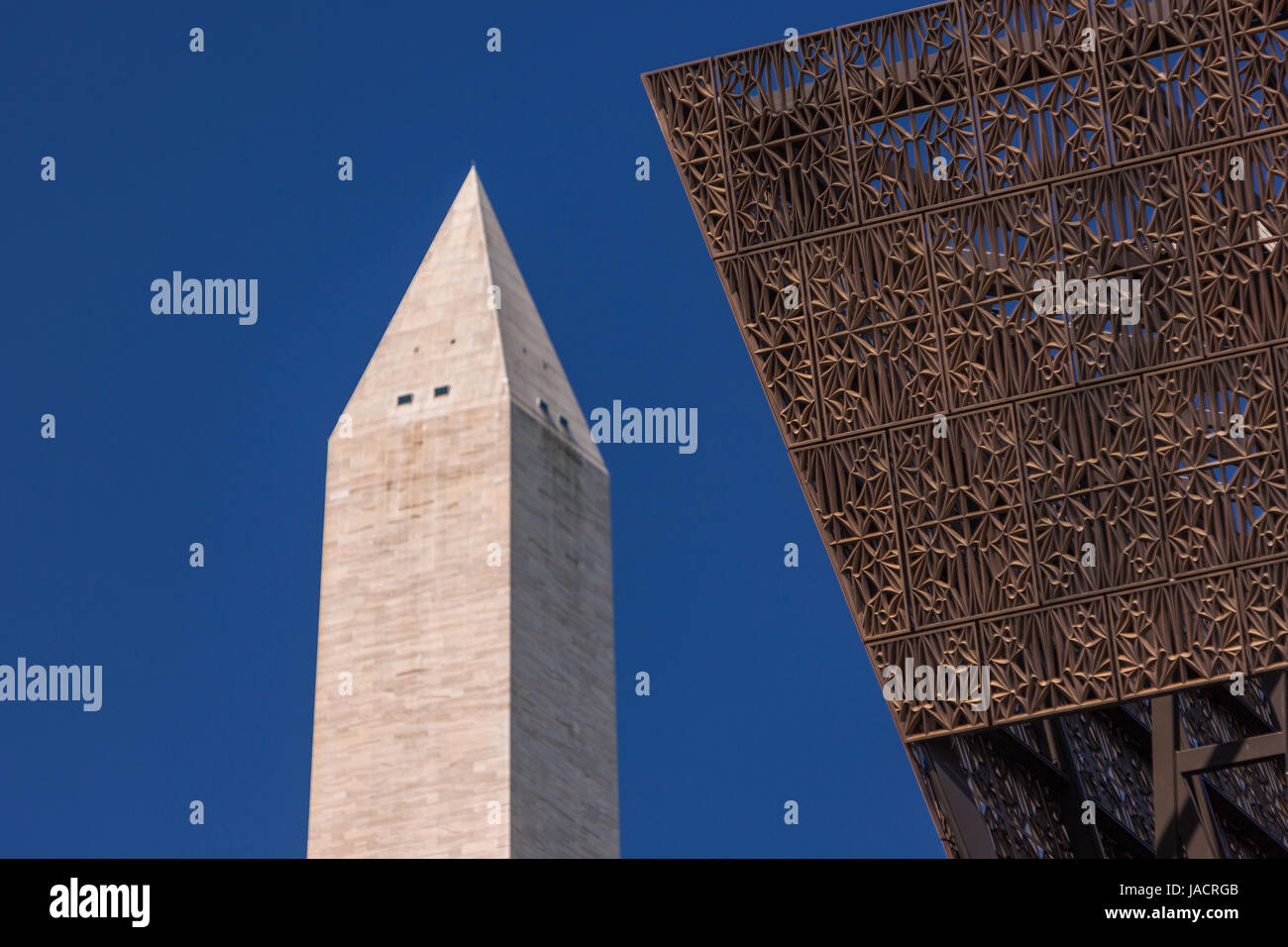 WASHINGTON, DC, Stati Uniti d'America - Smithsonian National Museum of African American Storia e cultura e il Monumento di Washington, a sinistra. Foto Stock