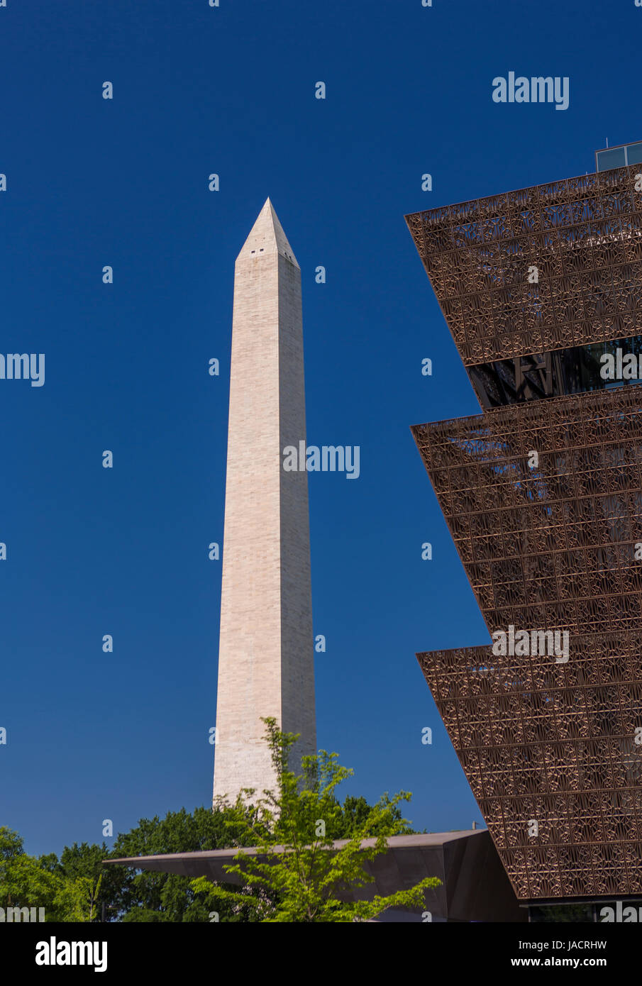 WASHINGTON, DC, Stati Uniti d'America - Smithsonian National Museum of African American Storia e cultura e il Monumento di Washington, a sinistra. Foto Stock