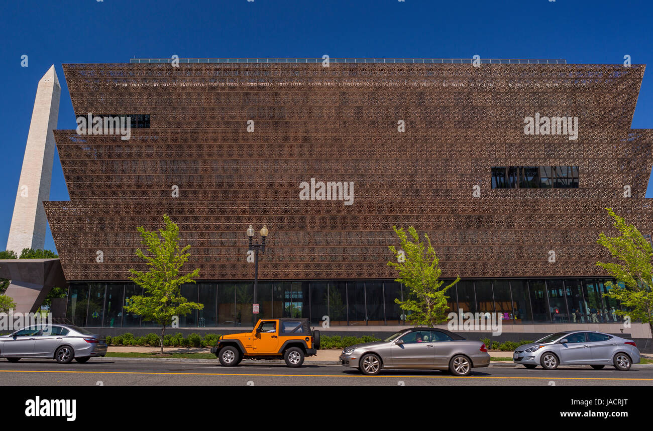 WASHINGTON, DC, Stati Uniti d'America - Smithsonian National Museum of African American Storia e cultura e il Monumento di Washington, a sinistra. Foto Stock